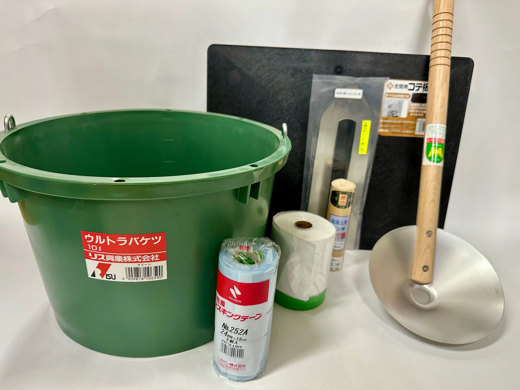 左官DIYセットB [バケツ　鏝板・鏝（珪藻土塗付鏝）・パイオランテープ付きマスカー（1100mm）・マスキングテープ（24mm）・ひしゃく]